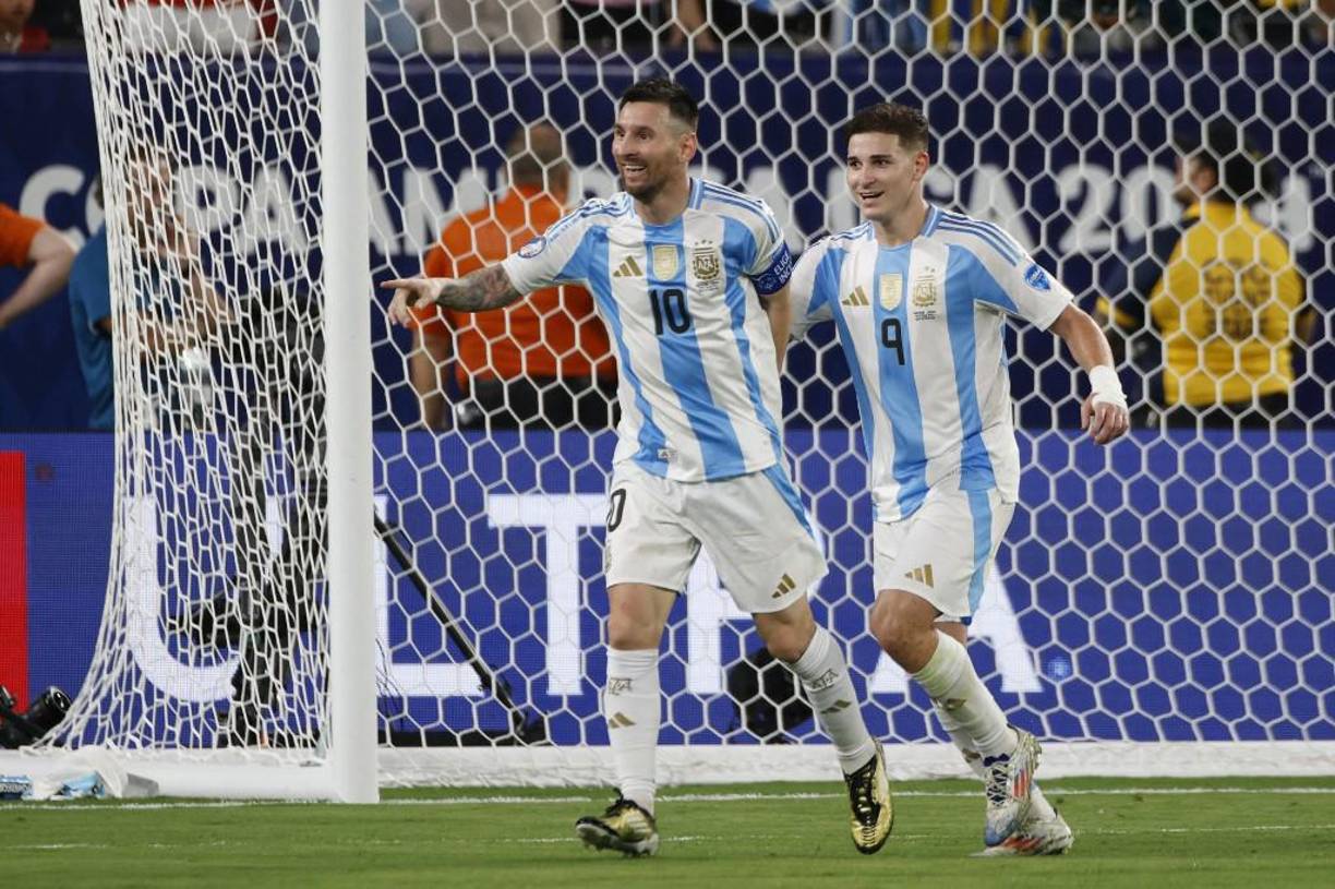 La Albiceleste, actual campeona continental y del mundo, se llevó el pase a la final en partido jugado en el MetLife Stadium con goles de Julián Álvarez, a los 23 minutos, y Lionel Messi (52), en un encuentro que mostró al capitán argentino activo e influyente tras recuperarse de una molestia en el aductor derecho.