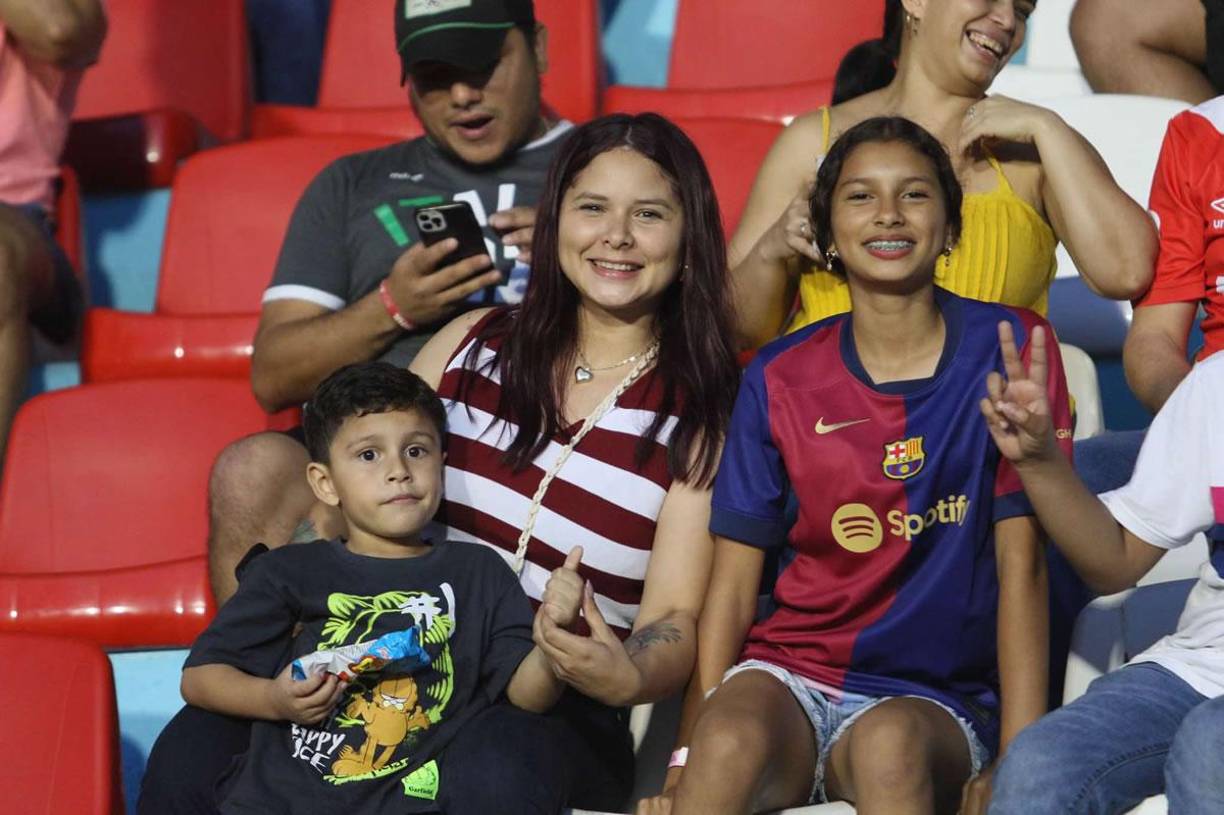 Un buen ambiente se vivió en el estadio Nacional Chelato Uclés con el partido Olimpia-Juticalpa.