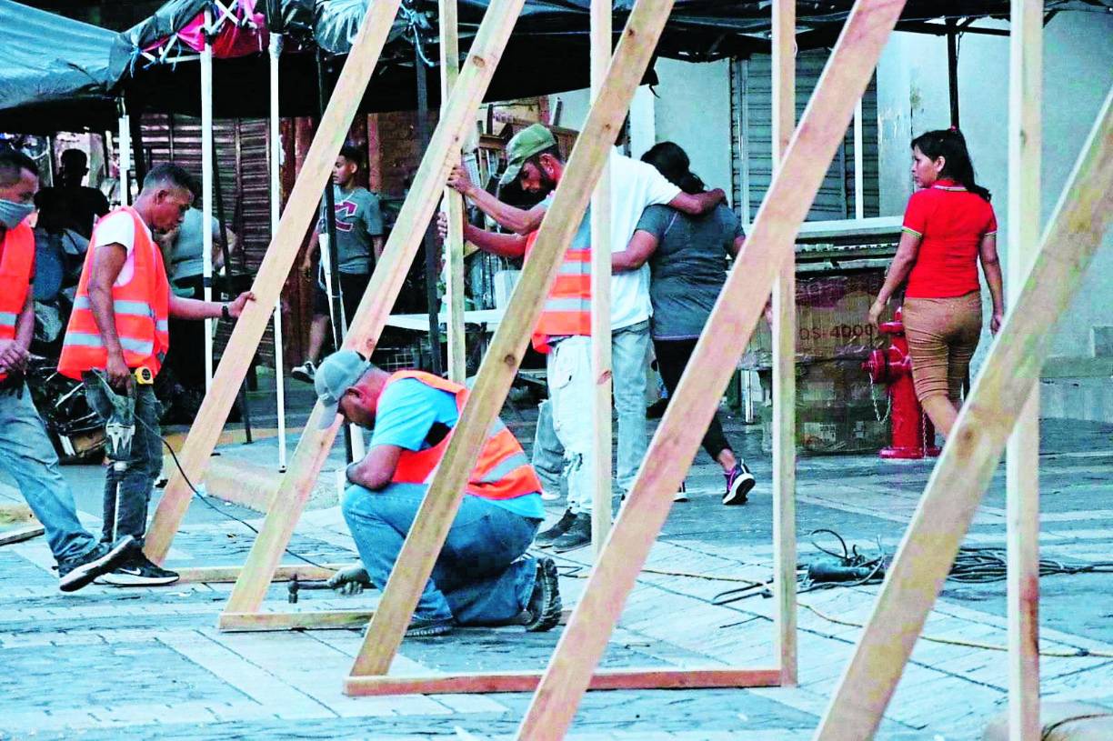 “Hemos laminado el perímetro del parque para garantizar la seguridad de los trabajadores como de las personas que transitan por allí. Tendremos maquinaria, se abrirán agujeros y queremos evitar un accidente, luego el parque quedará libre para que disfruten los ciudadanos”, señaló Chávez