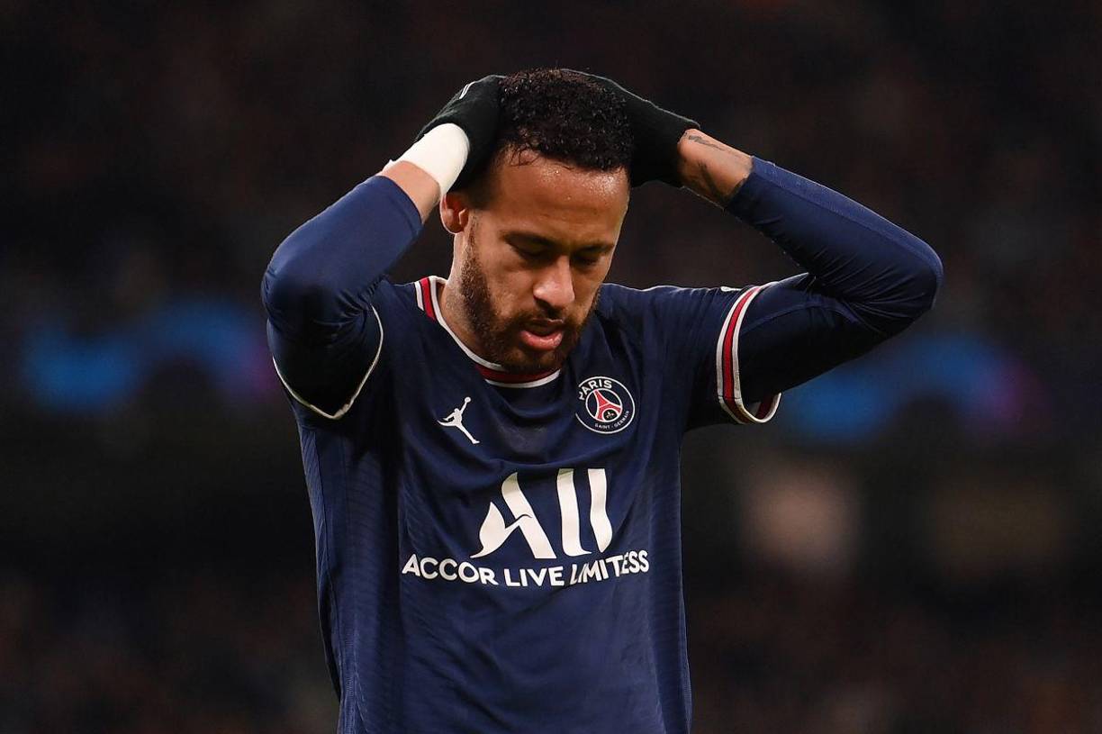 ¡Miedo con Ney! Otro de los capítulos en los que hace hincapié el artículo de L’Equipe es la figura de Neymar. El brasileño parece que no termina de encontrarse cómodo del todo con su nuevo papel en el equipo y ya estuvo a punto de ser sancionado duramente al comienzo de la temporada por su actitud.