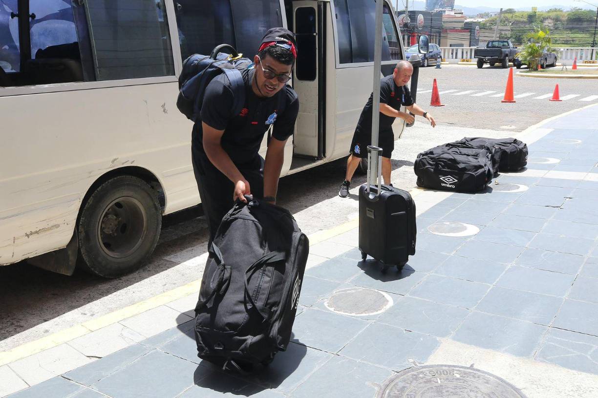 Con la obligación de sacar un triunfo en tierras salvadoreñas, los Albos partieron con la motivación de sacar un resultado positivo que los mantenga con vida en la Copa Centroamericana.