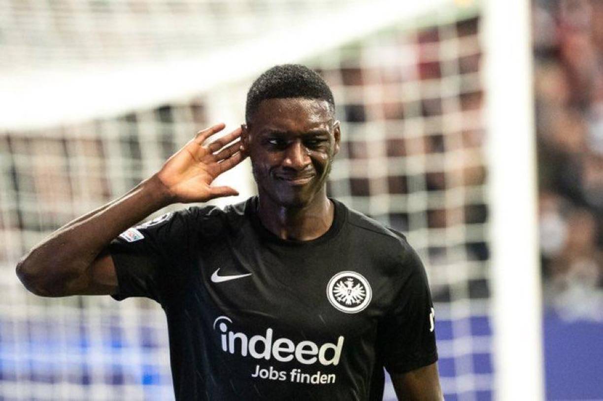 El PSG estableció su primer contacto con Kolo Muani. El conjunto parisino se quiere reforzar para la próxima temporada por lo que el francés sería una de las opciones.