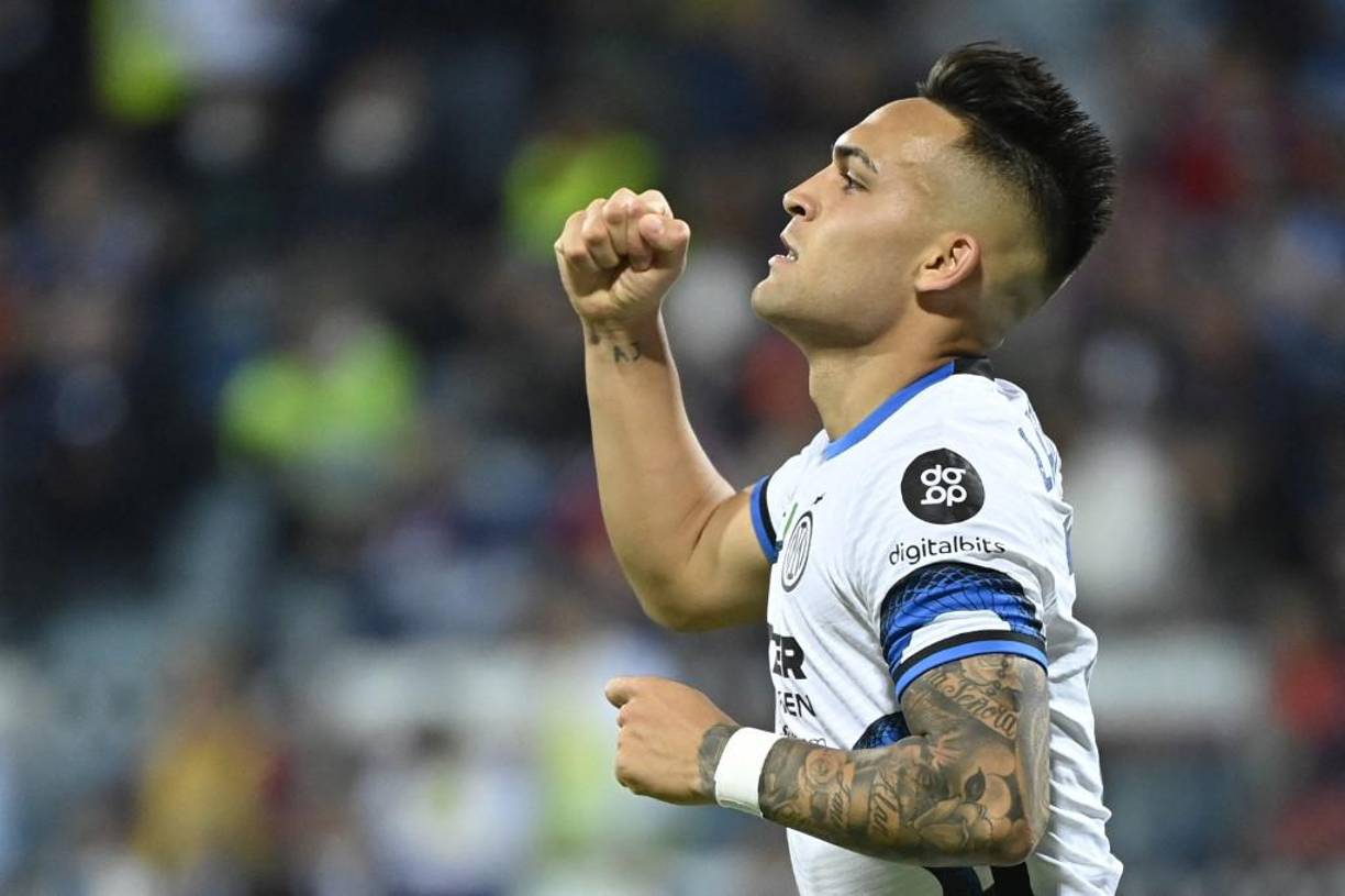El Atlético de Madrid insiste en intentar el fichaje del delantero Lautaro Martínez, quien brilla en el Inter de Milán. El cuadro italiano le pondría un precio de 70 millones de euros al atacante argentino.