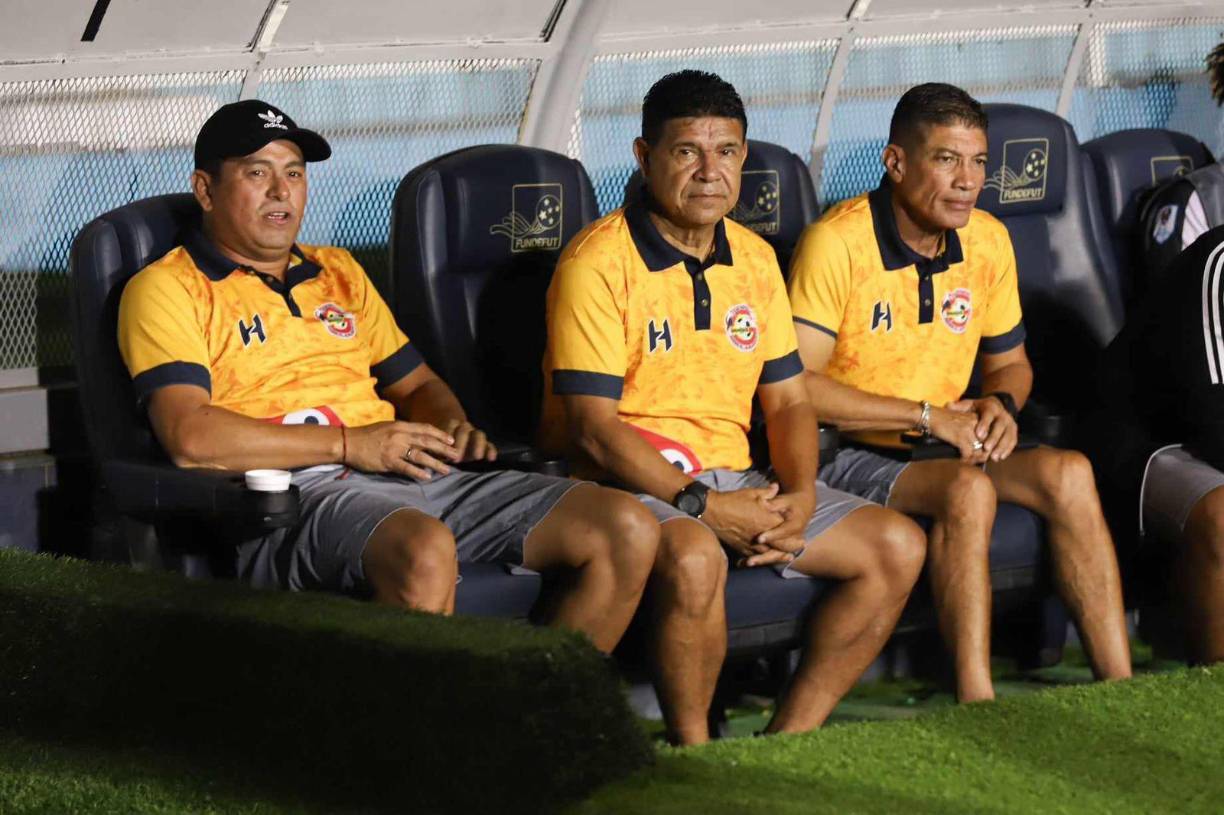 Reinaldo Tilgutah junto a su cuerpo técnico en el Estadio Nacional Chelato Uclés.