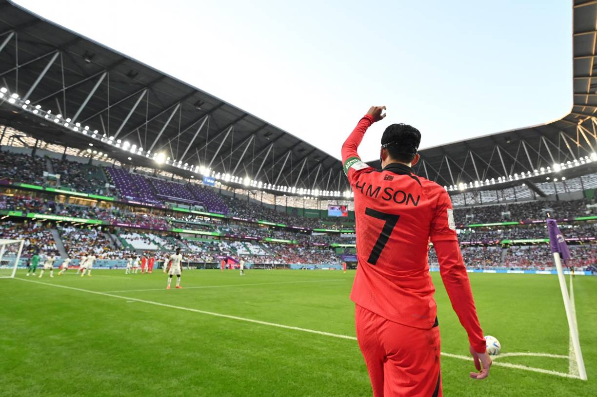 En el último minuto del tiempo agregado (10), Heung Min-Son estaba por patear un córner, pero el árbitro dio por finalizado el encuentro.