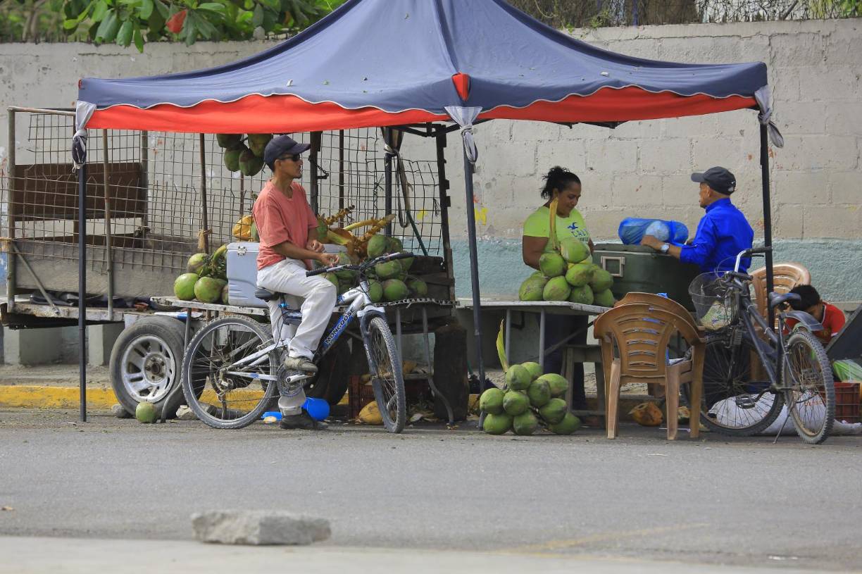 Ventas hasta de cocos se encuentran en los alrededores del parque central de La Lima