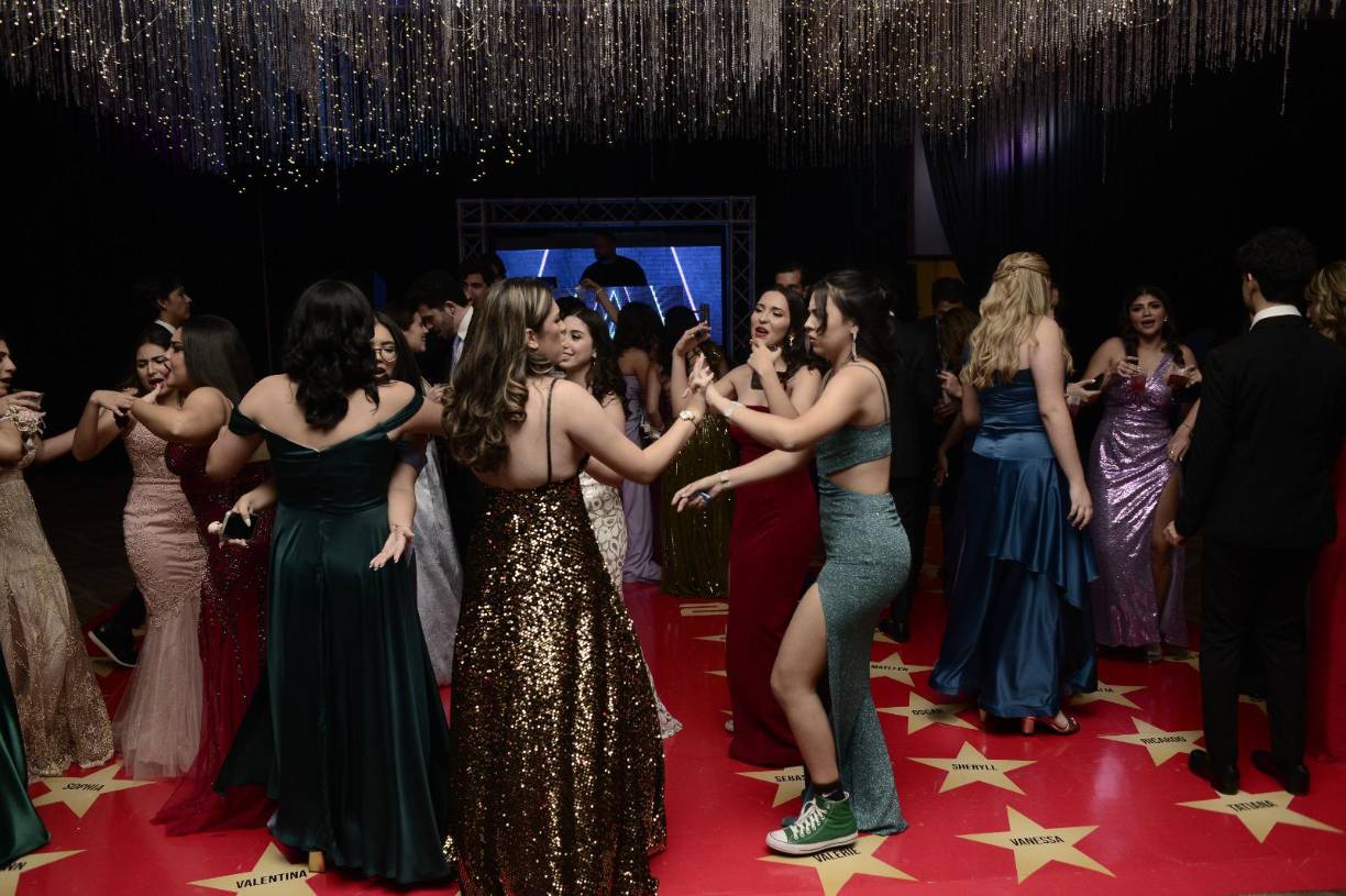 La música hizo que los futuros bachilleres bailaran hasta el ocaso.