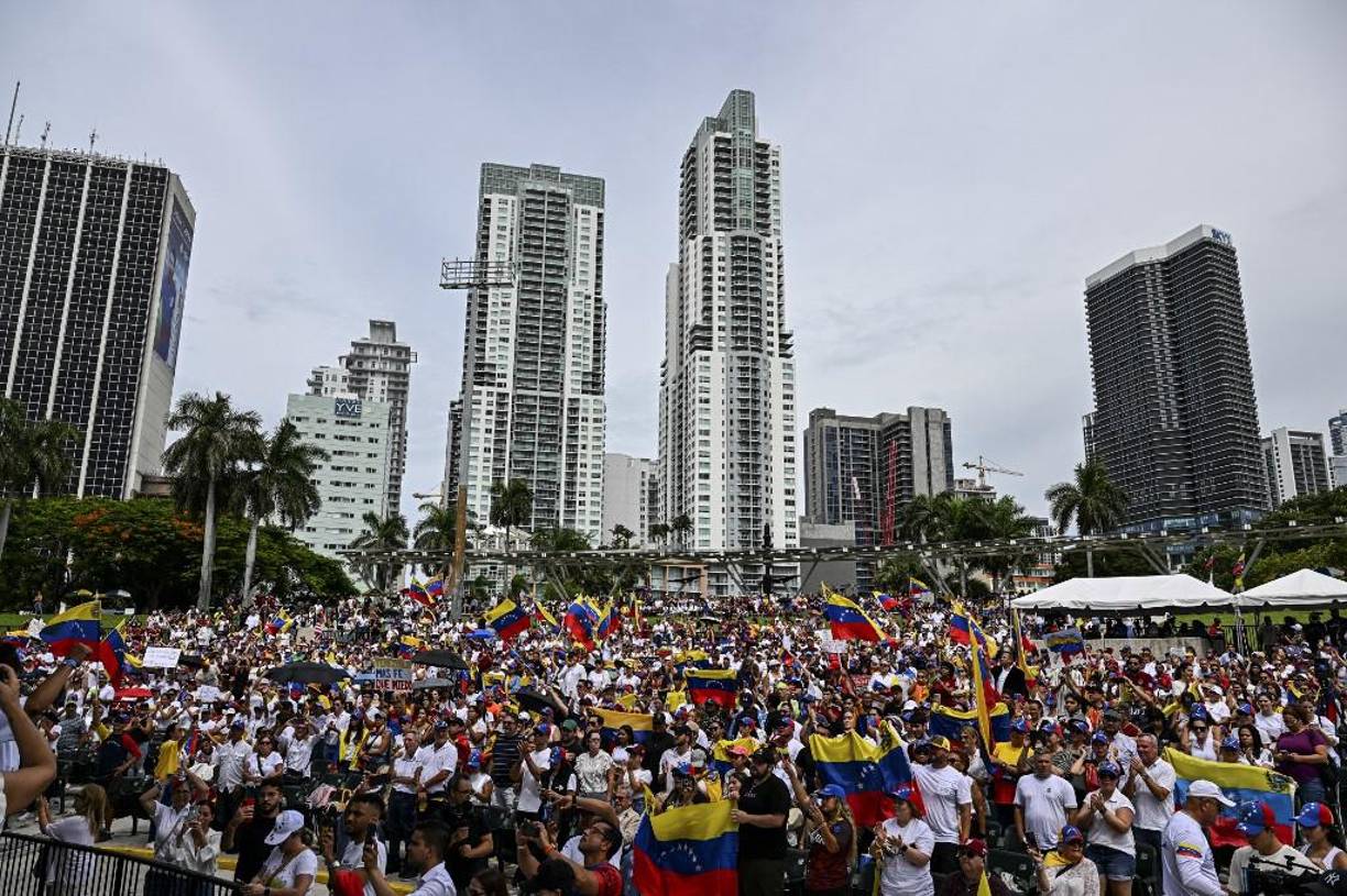Miles de venezolanos se reunieron este sábado en Miami para condenar lo que consideran un “fraude masivo” encabezado por el Gobierno de Nicolás Maduro en las elecciones presidenciales del domingo pasado y pedir el fin de la represión, los encarcelamientos y los asesinatos de opositores y manifestantes en su país.