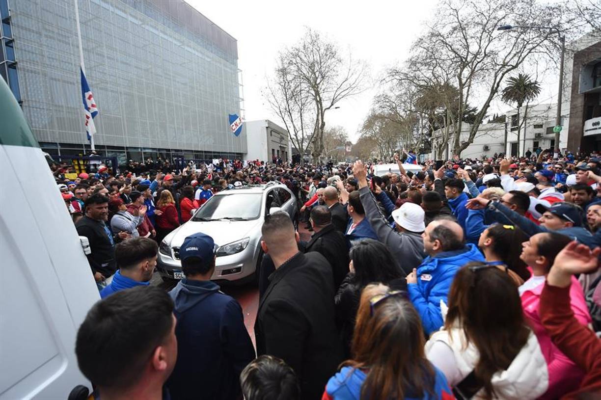 Desde los grandes equipos en Europa hasta sus compañeros de Selección como Luis Suarez y Fede Valverde dejaron sus mensajes de condolencias a sus familiares.