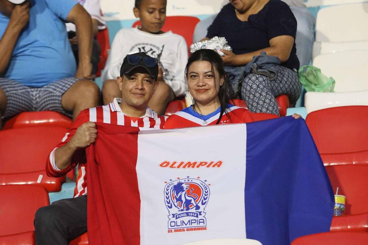 Los aficionados olimpistas se dieron cita en el estadio Nacional Chelato Uclés.