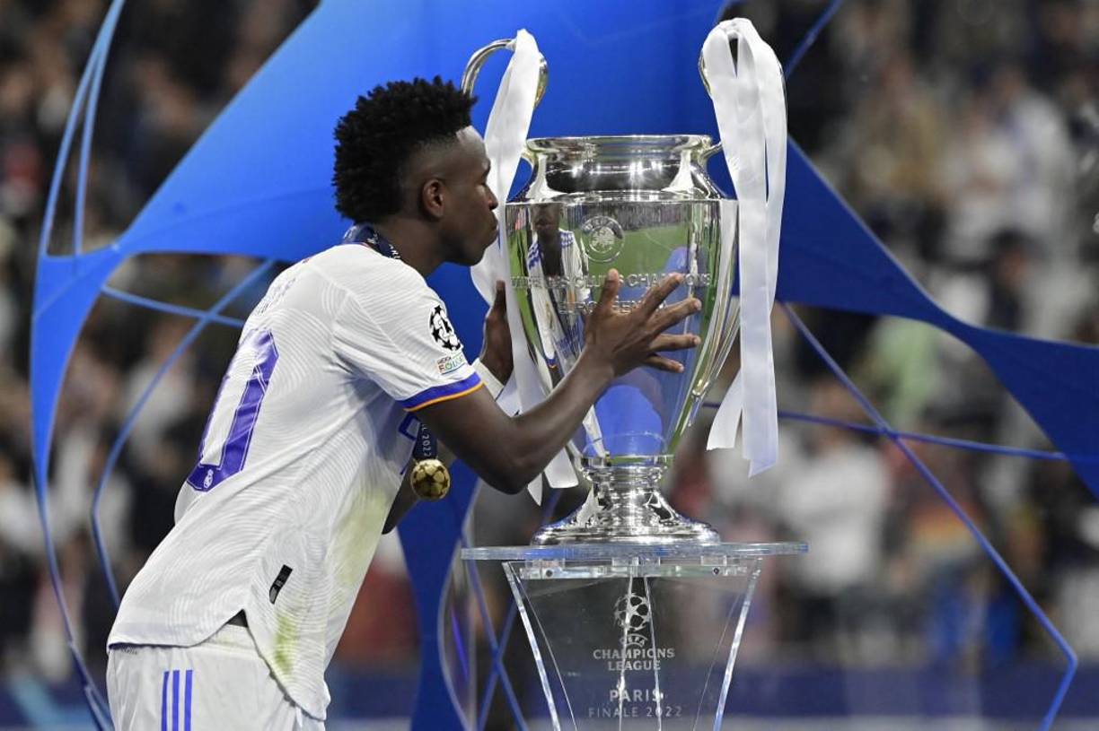 El brasileño Vinicius le dio un beso a la Copa.