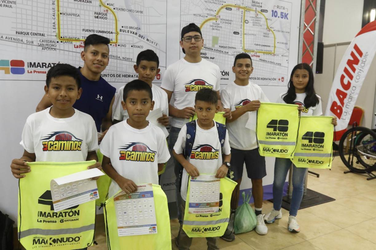 Los niños se han hecho presentes a la entrega de los kits.