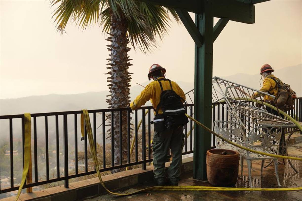A una semana del inicio de los incendios que han marcado un antes y un después en la historia de Estados Unidos, unas 88.000 residentes todavía se permanecen bajo órdenes de evacuación por estos fuegos.