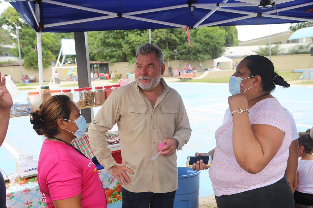 Blanca Hernández, emprendedora de Chamelecón, recordó el inicio de su emprendimiento. “Hemos emprendido desde que nos sucedió lo de las inundaciones, resurgimos, como decimos todos aquí en Chamelecón, nos levantamos, cada quien emprendió”.