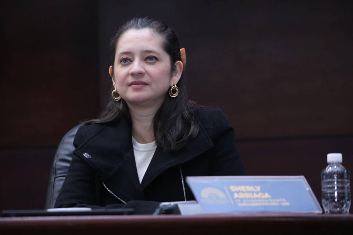 Unas de las que reaccionó molesta por la sugerencia de Rivera fue la diputada Scherly Arriaga. 