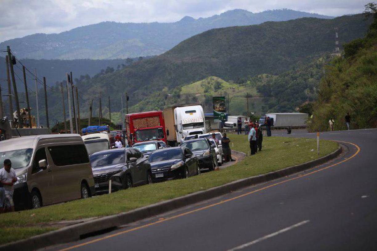 Desalojan a pacientes renales que tenían toma de carretera