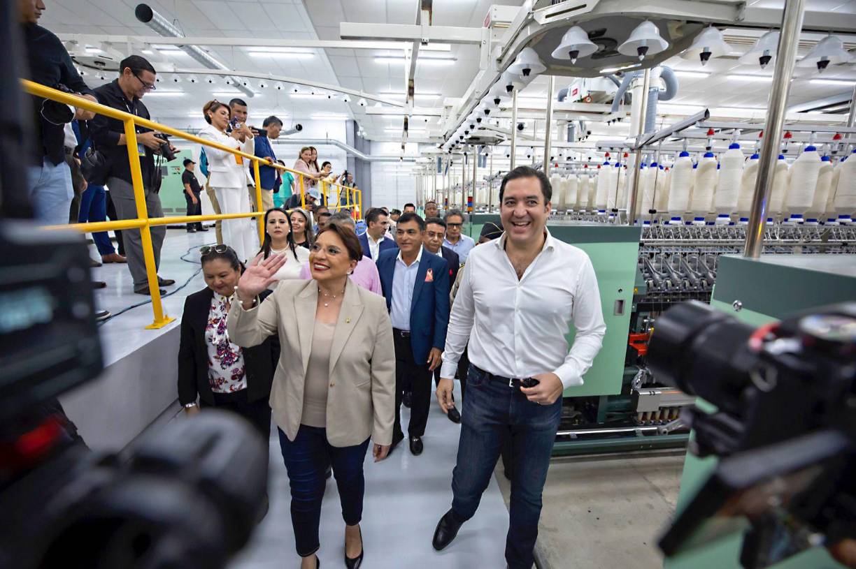 La mandataria, en su recorrido atestiguó sobre las modernas instalaciones de la planta textil de KG Global.