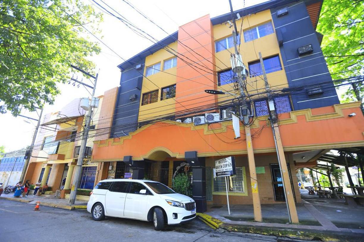 El hotel Maya Copán está en barrio Guamilito y en barrio El Centro. Su decoración es lujosa.