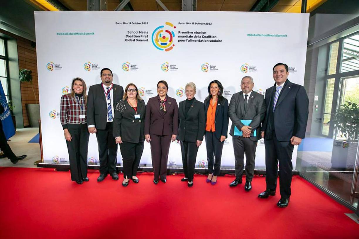 “Mi gobierno ha presentado un modelo económico alternativo, la reestructuración del Estado para recuperar las empresas públicas, priorizando la inversión en el campo y la reconstrucción del tejido social”, manifestó Xiomara Castro. 