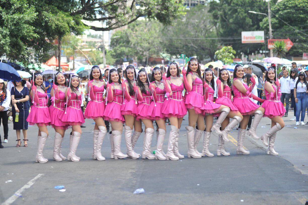 El grupo de palillonas del Instituto Moderno era conformado por 14 chicas. 