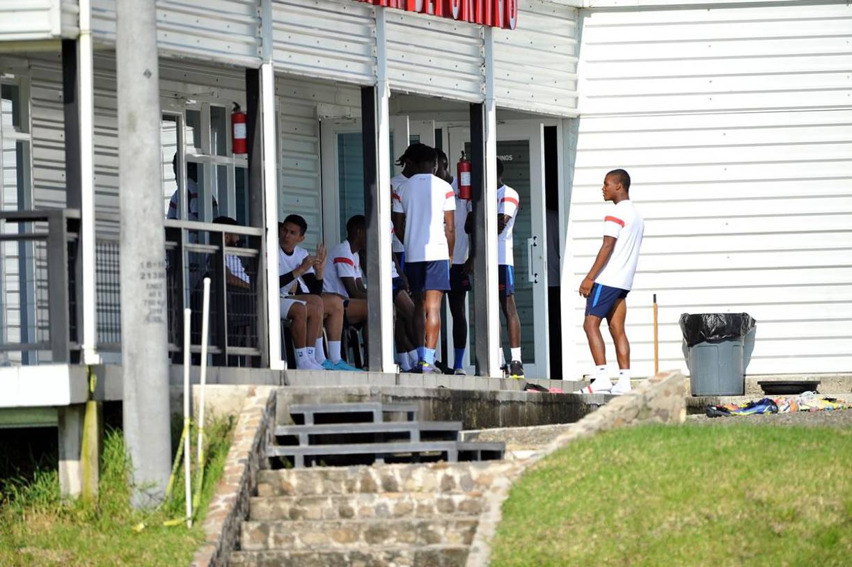 Los jugadores olimpistas llegaron temprano en la mañana para realizar el respectivo entrenamiento de cara al partido del domingo frente al Victoria.