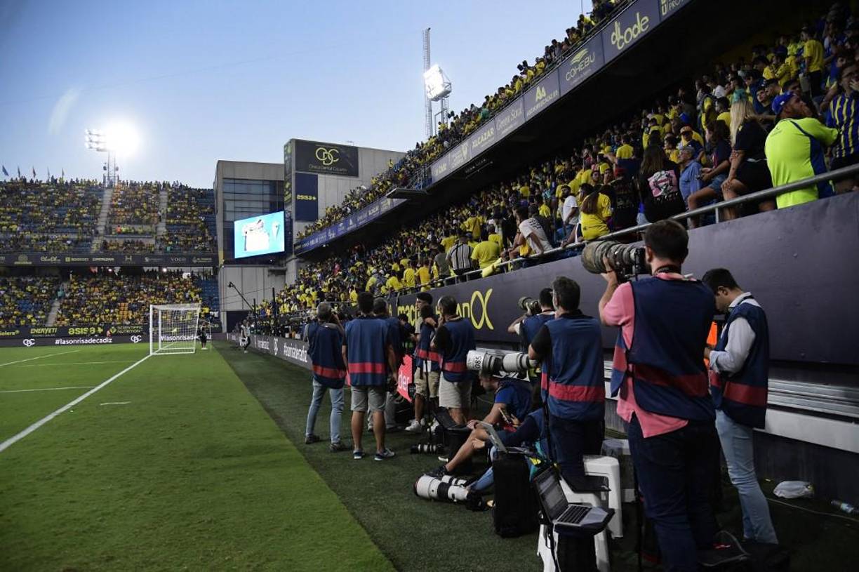 El aficionado fue trasladado a un hospital con pulso y el juego se reanudó.