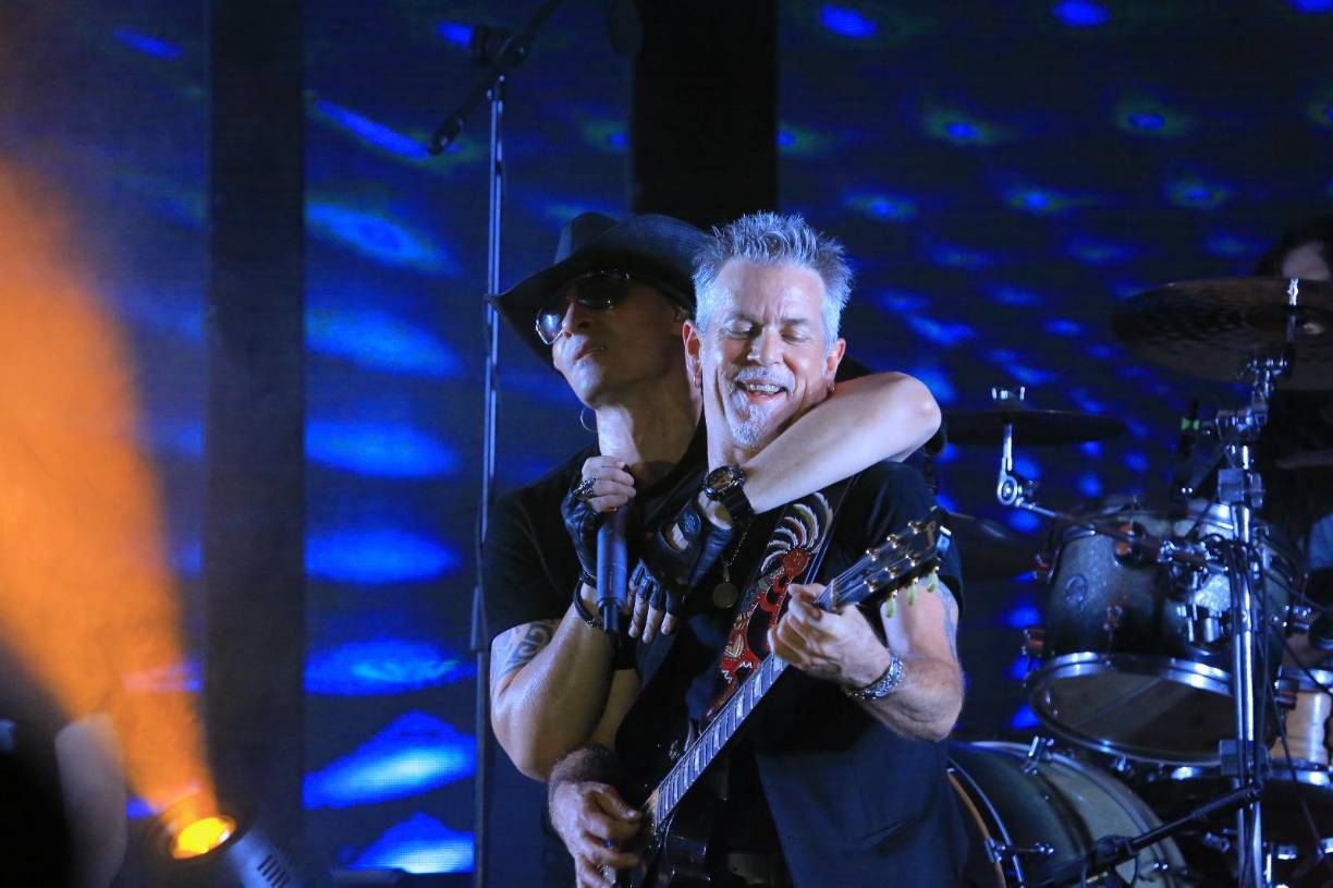 Y cerca de la 1:30 am del domingo 4 de junio, subió al escenario Alan Boguslavsky para tocar junto a Roberto Caicedo algunos de los grandes éxitos de Héroes del Silencio. 