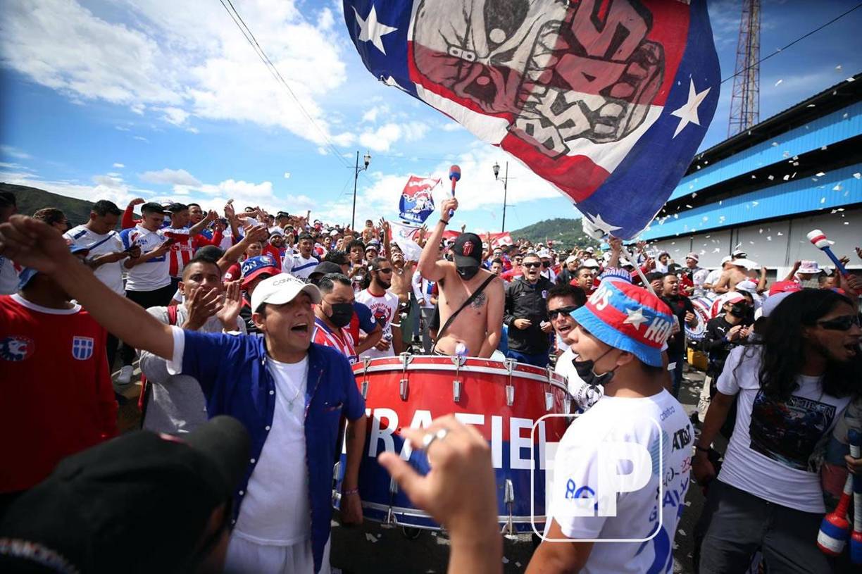 Con tambores alentaron los aficionados del Olimpia a su equipo.