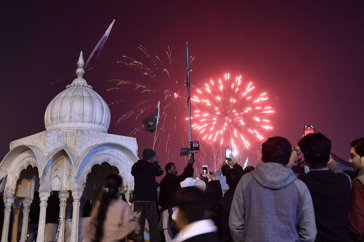 En Pakistán recibieron el 2025 con fuegos artificiales.