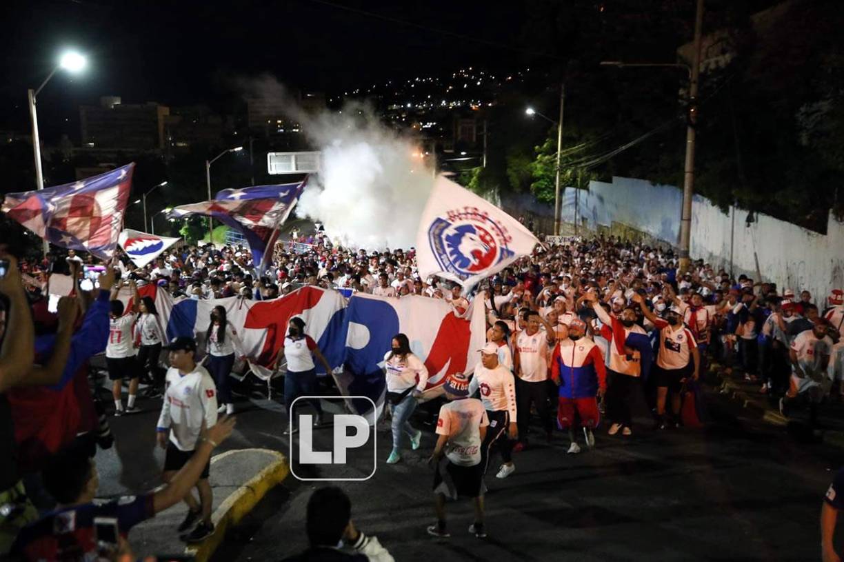 La Ultra Fiel puso el ambiente afuera del estadio Nacional Chelato Uclés.