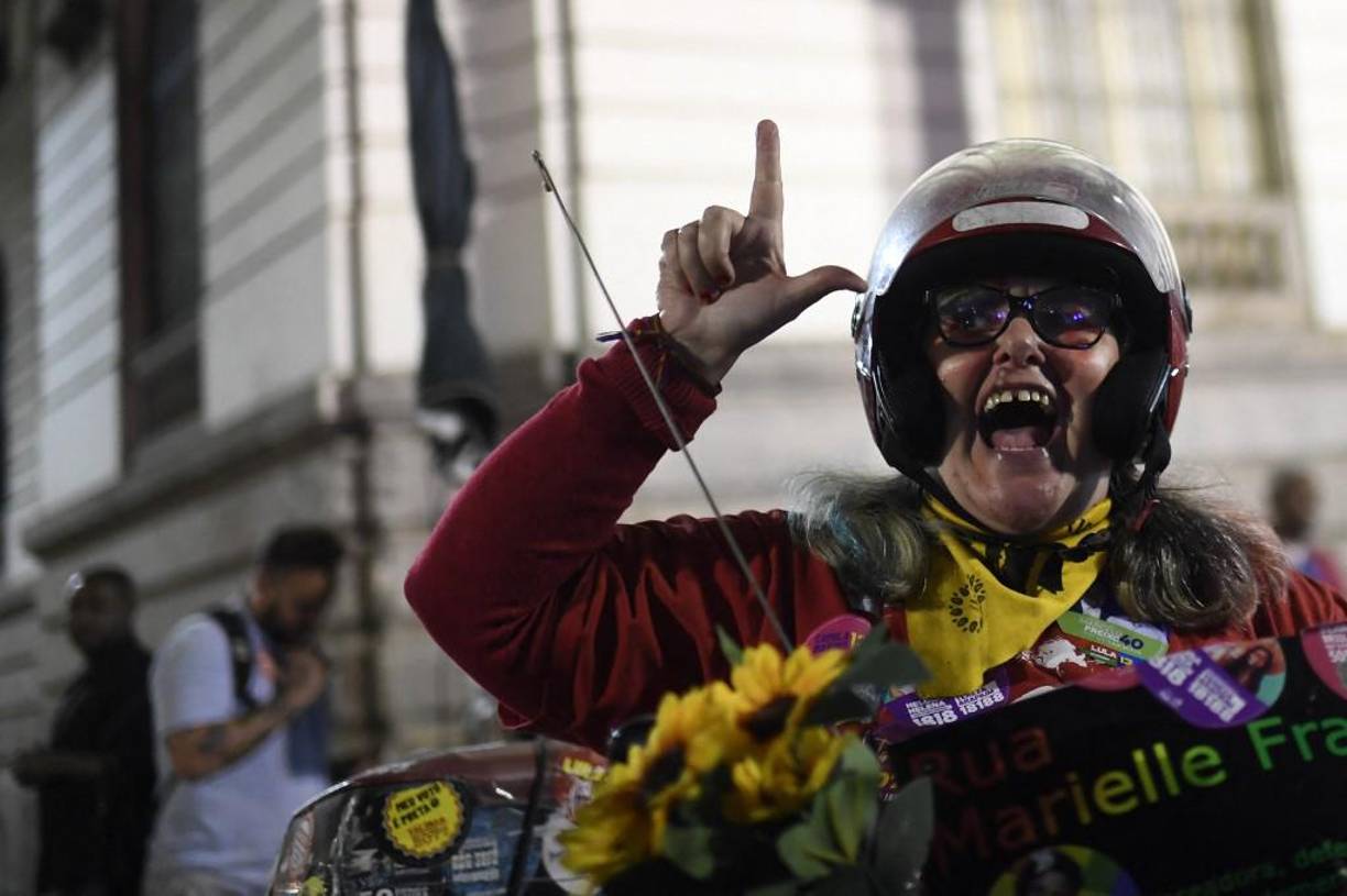 La “L”” de Lula, predominó en las celebraciones de los seguidores de Lula da Silva. 