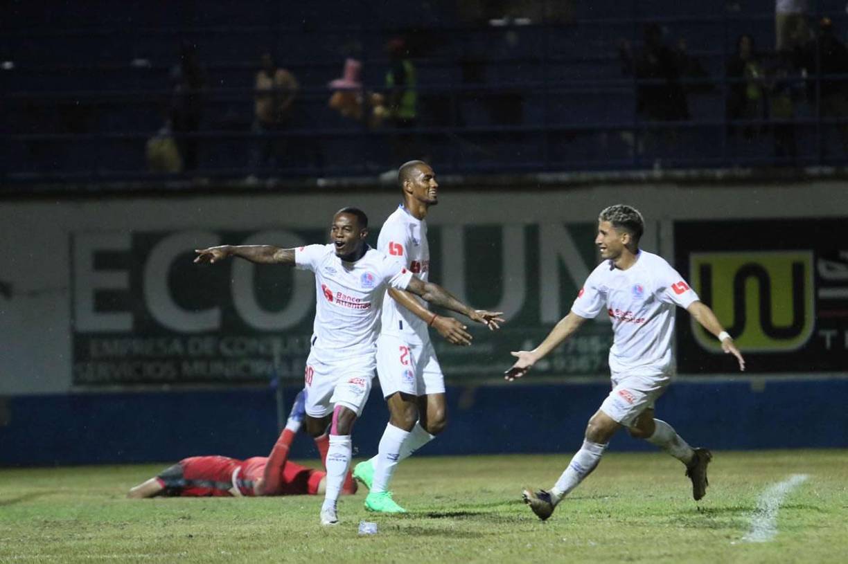 Edwin Solani Solano celebrando su gol que dio el triunfo al Olimpia ante Olancho FC, mientras Harold Fonseca se quedó dolido en el suelo.