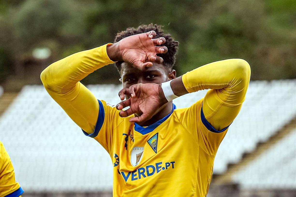 La nueva perla de la liga portuguesa en el radar de la Juventus. Se trata de Gilson Benchimol Tavares, joven delantero de 19 años que milita en el Estoril Praia. Se ha informado en los últimos días que está seguido muy de cerca por Niza y Mónaco. Pero no sólo su potencial ha sido visto en Francia y también la Juve se ha interesado en él. Ya ha sido internacional con la selección de Cabo Verde y en este mercado ya puede tener ofertas de grandes equipos europeos.