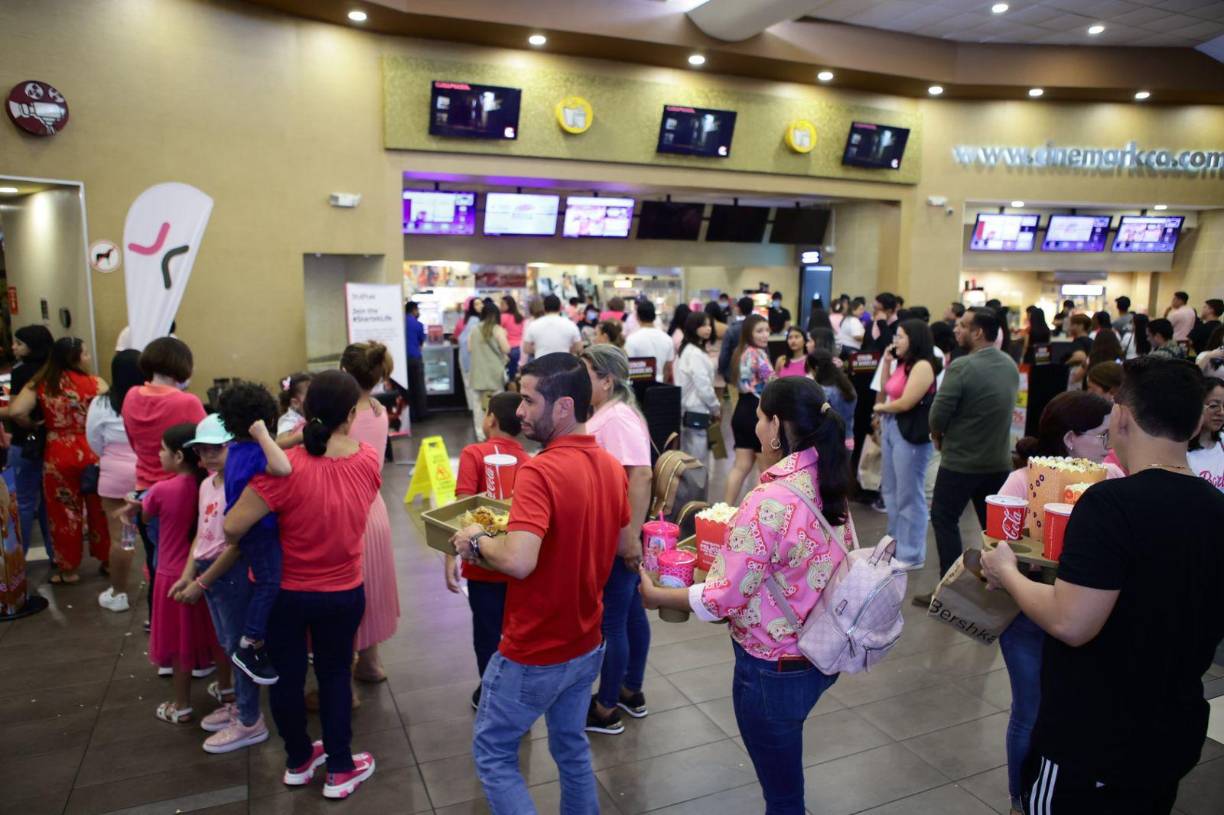 ¡Locura rosa! Así se lucen los sampedranos por estreno de Barbie