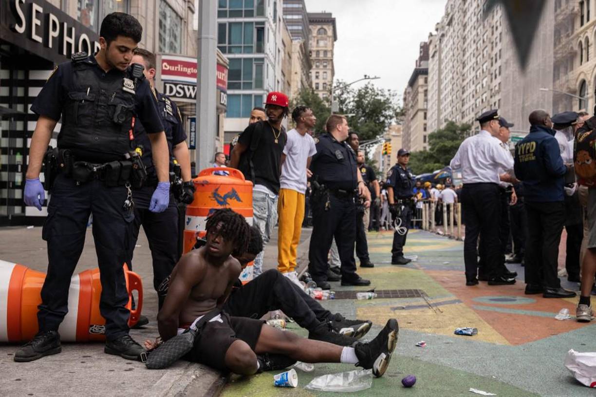 Según Maddrey, al menos tres policías y cuatro civiles resultaron heridos en el caos.