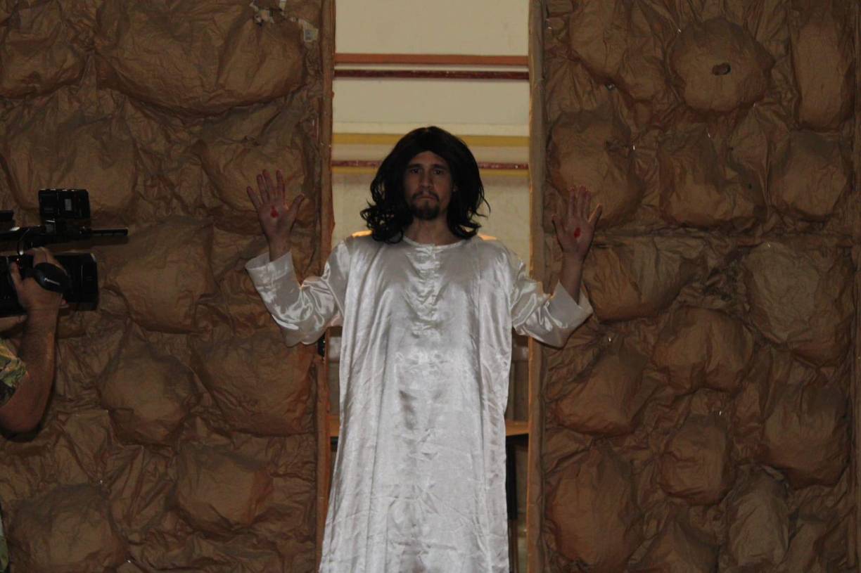 Los actores recrean la última cena dentro del templo Cristo Salvador y posteriormente salen a revivir la pasión de Jesús a las calles del populoso barrio Barandillas. Una de las escenas más impresionantes es la crucifixión, muerte y la escena del santo sepulcro, cuando depositan el cuerpo y resucita al tercer día.