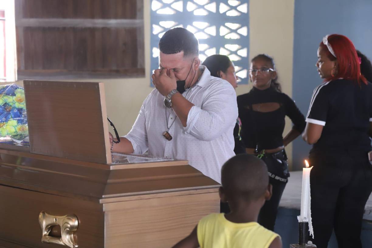 Entre lágrimas y anécdotas, recordaron al icónico vocalista de Los Roland de La Ceiba, quien falleció el pasado lunes tras permanecer vario días internado por una enfermedad que le aquejaba. 