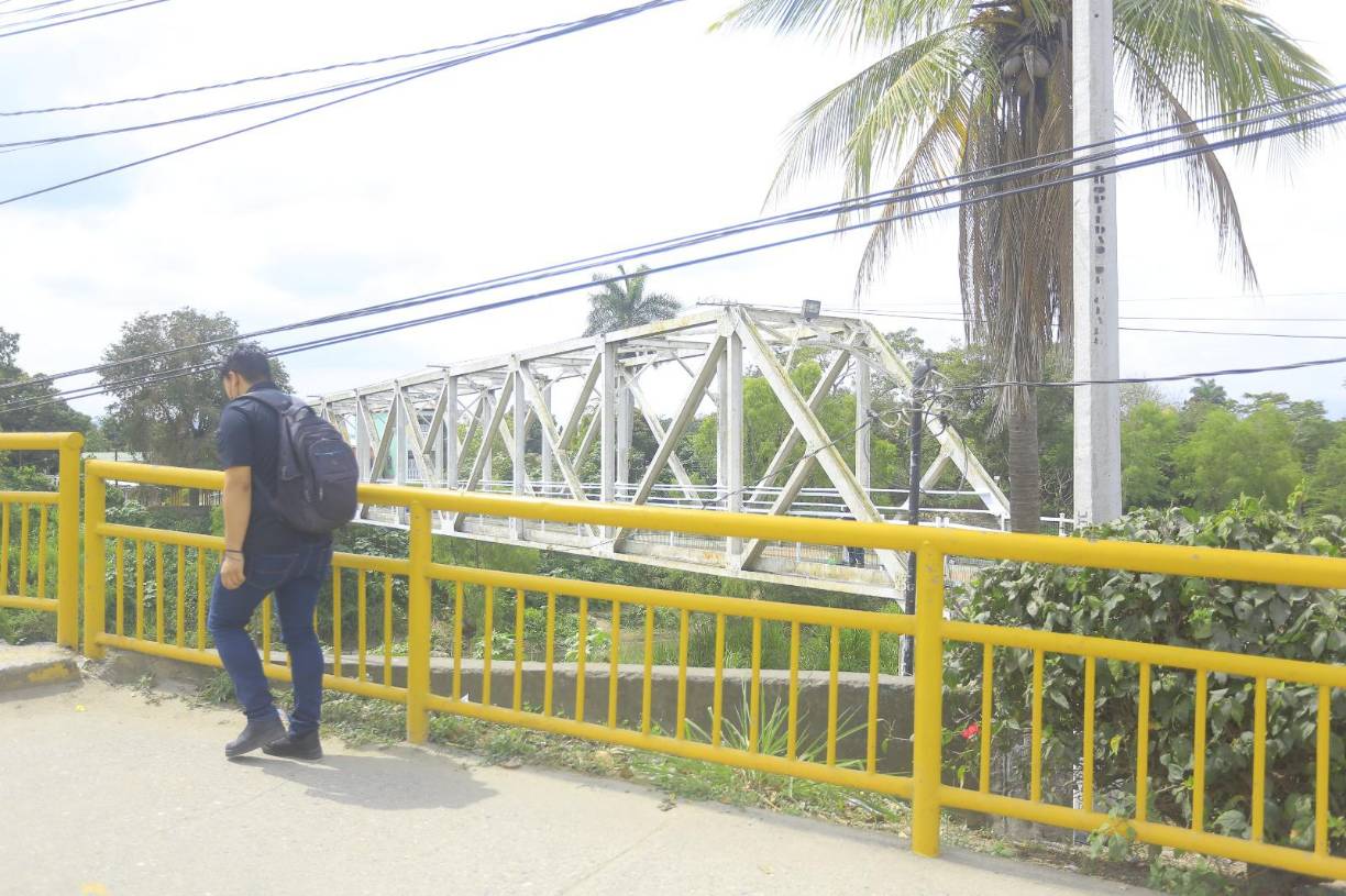 En el centro de La Lima está el puente plateado, que es una reliquia del municipio.