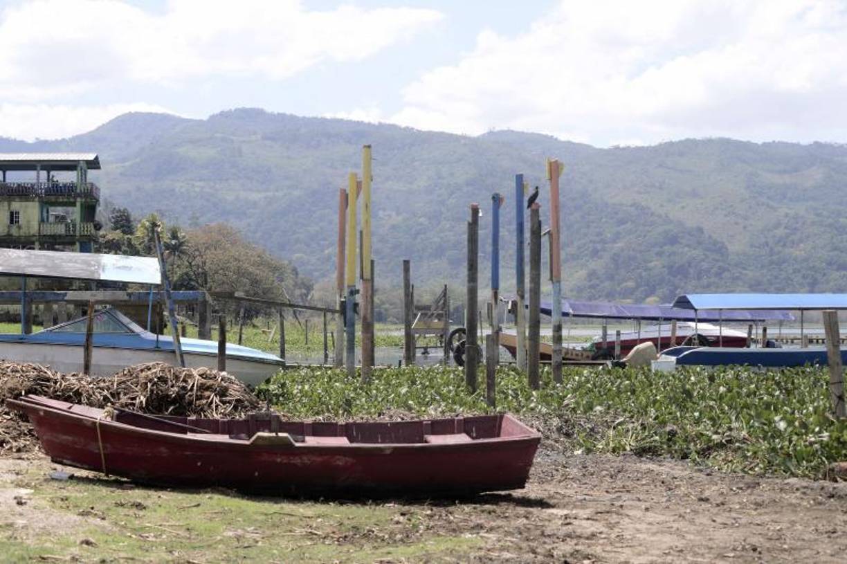 “Nosotros como vendedores ambulantes hemos visto poca presencia de turistas desde que quitaron los muelles”, expresó María Márquez, quien vende artesanía en los restaurantes del lago.