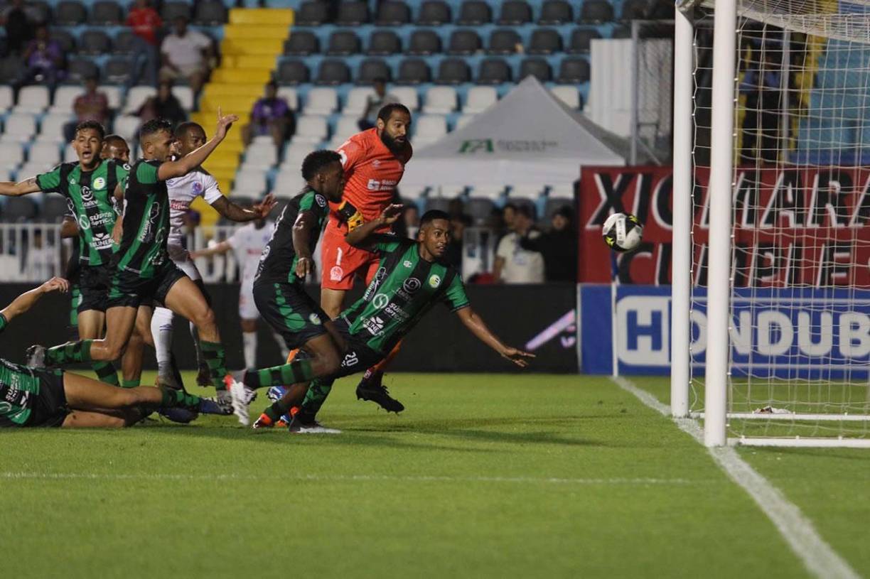 La secuencia en imágenes del polémico gol de Edrick Menjívar tras la mano de Edwin Solani Solano.