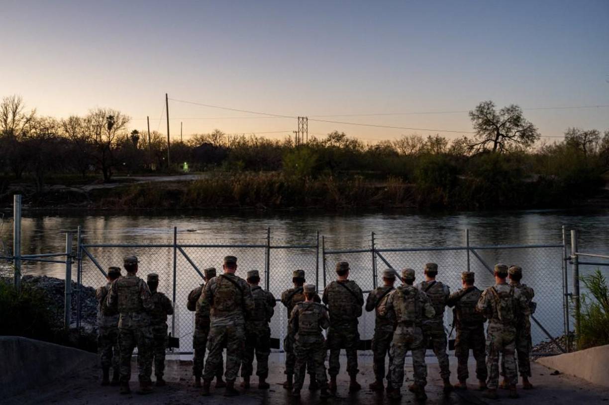 El Tribunal Supremo de Estados Unidos falló este lunes a favor del Gobierno federal para que pueda retirar el alambre de púas que las autoridades de Texas colocaron en un tramo de la frontera con México para frenar a los migrantes.