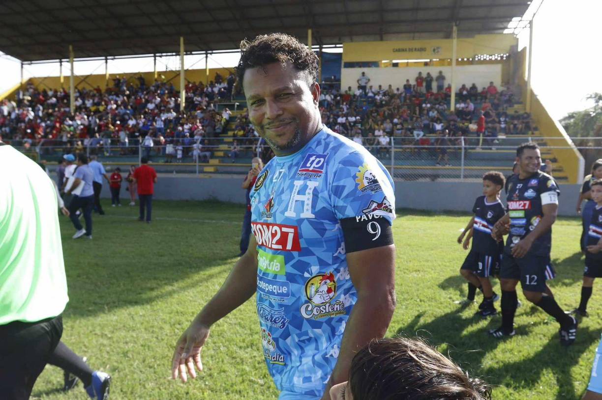 Y llegó el momento, Carlos Pavón salió vistiendo la camiseta con el dorsal “9” y con el gafete de capitán.