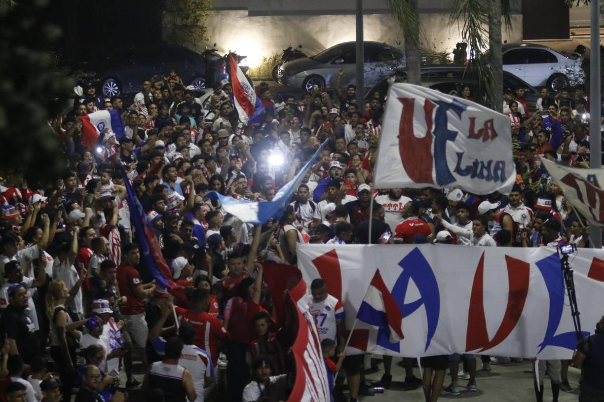 ¡Una fiesta! Así hizo su `show’ la Ultra Fiel antes de la llegada de los jugadores a San Pedro Sula. 