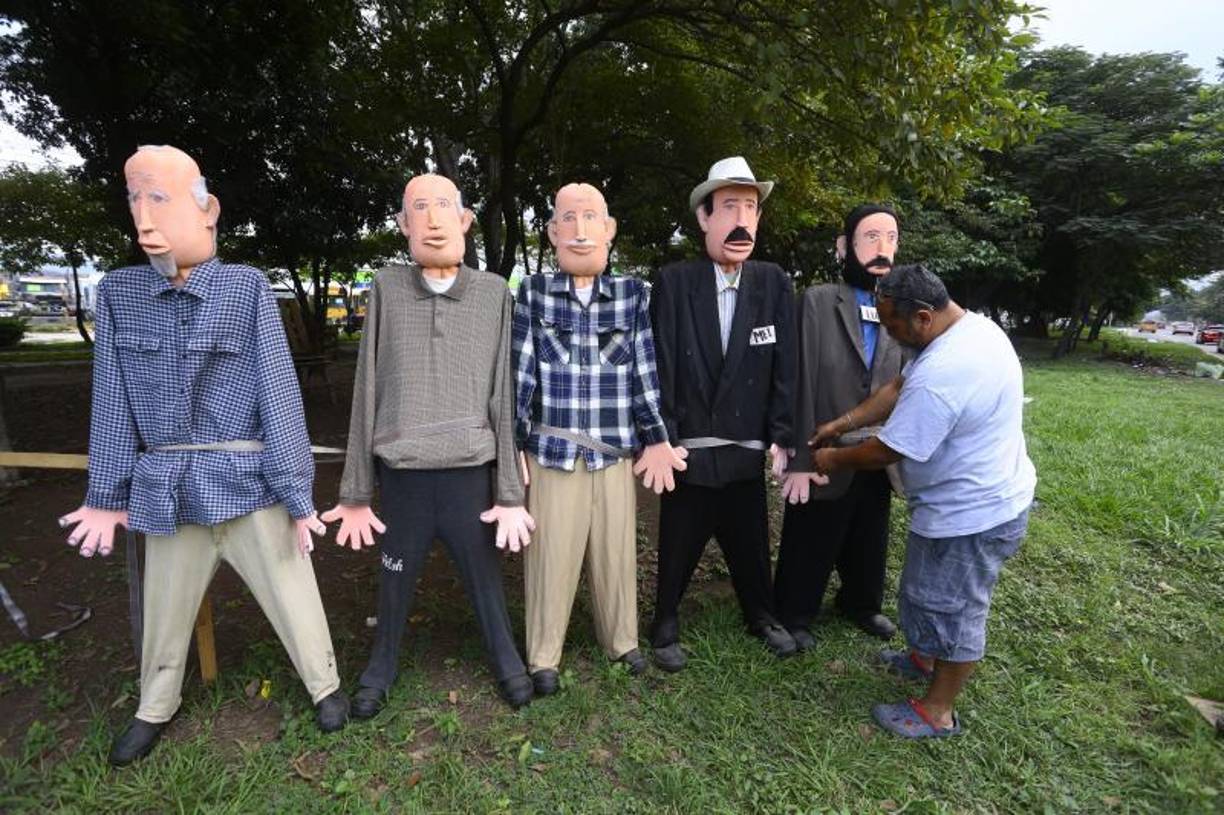 La presidenta de Honduras, Xiomara Castro; su esposo y asesor, Manuel Zelaya, y el árbitro salvadoreño Iván Bartón, representados en monigotes elaborados por artesanos de Tegucigalpa, serán ‘quemados’ con gasolina en la Nochevieja de 2023, porque no llenaron las expectativas de los hondureños.