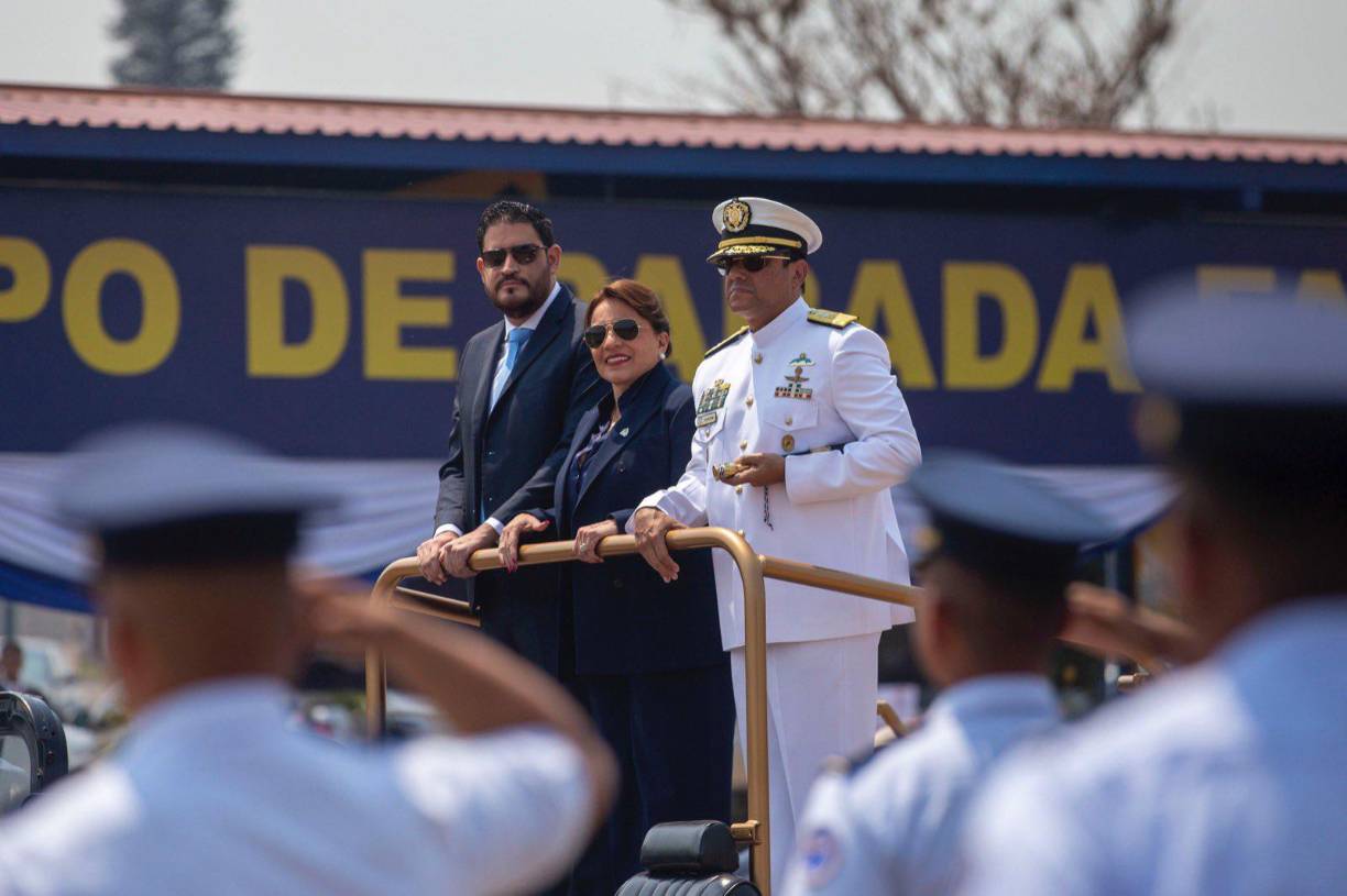 Durante su recorrido, la titular del Ejecutivo estaba acompañada por el secretario de Defensa, José Zelaya, y José Jorge Fortín, jefe del Estado Mayor Conjunto de las Fuerzas Armadas (FFAA). 