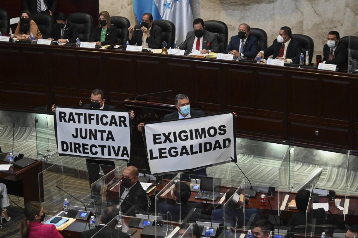  Los diputados de Libre que habían sido expulsados de su partido aparecieron en medio de una protesta de los diputados nacionalistas.