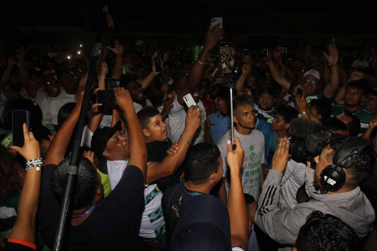 Así festejaron los jugadores del Juticalpa FC tras coronarse campeonísimos de la Liga de Ascenso de Honduras. 