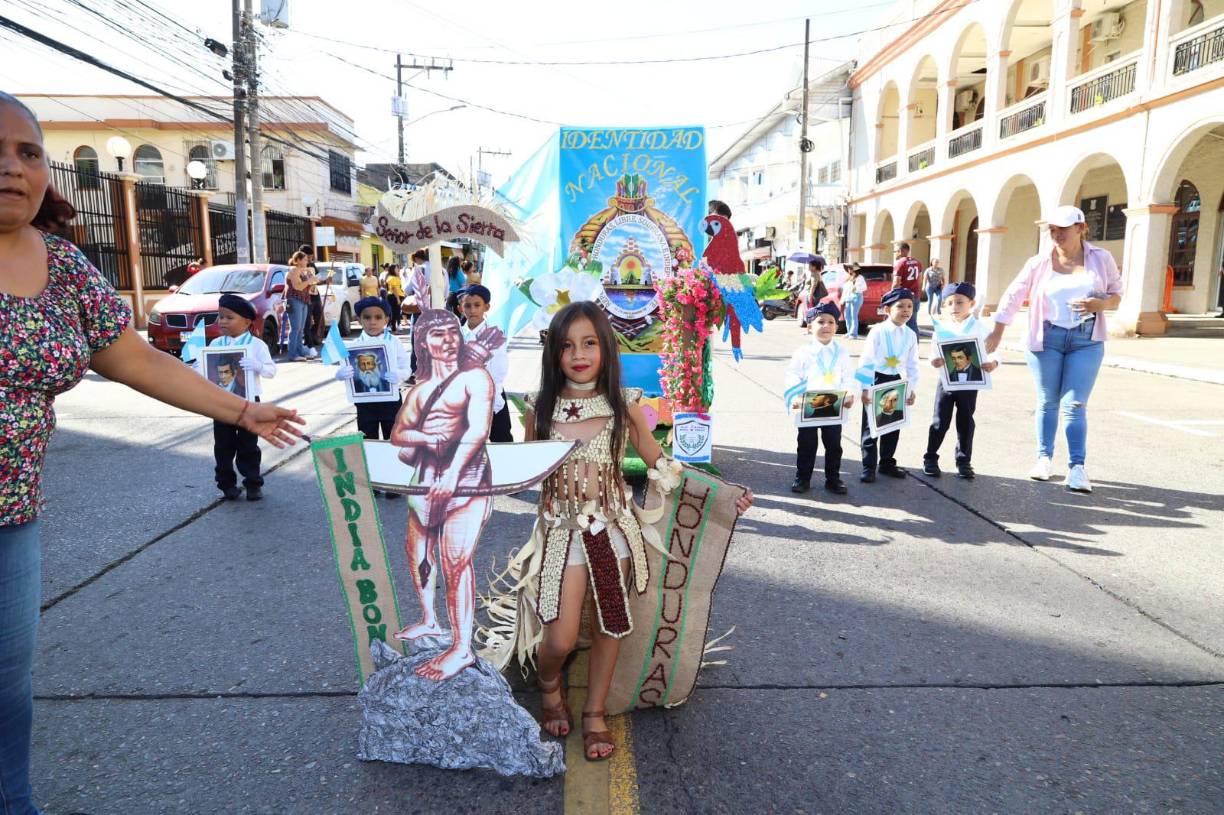 Los niños se lucen en desfiles patrios en La Ceiba