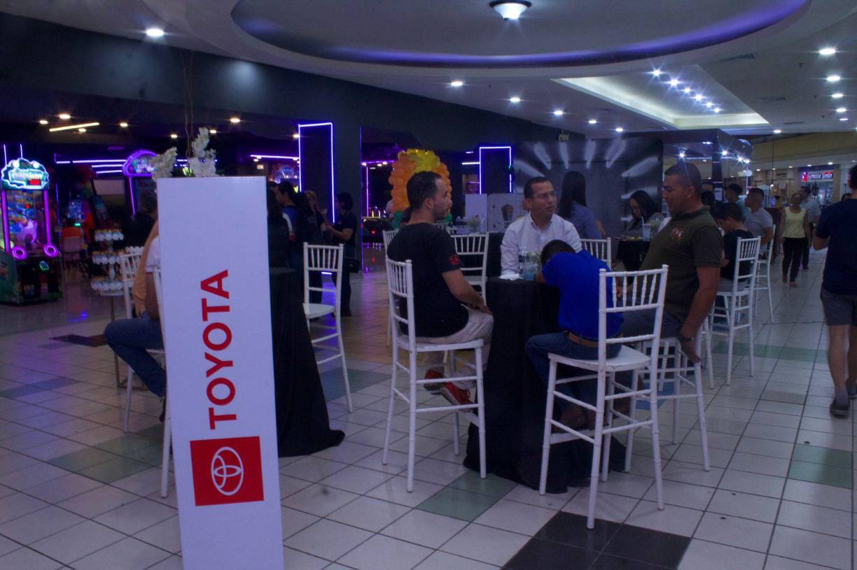 Los invitados disfrutaron de boquitas, cócteles y bebidas en la entrada de Cinemark de mall Megaplaza en “la novia de Honduras”. 