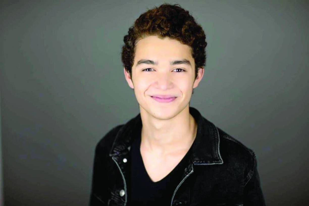 Emilio Mejía: El actor hondureño interpretó a Marc Anthony en la serie “Súbete a mi moto”, que narra la historia del grupo musical Menudo, producida por Telemundo y transmitida por Amazon Prime. También participó en la película “Hail Mary”, producida por Keanu Reeves. El catracho nació en San Pedro Sula, pero hace varios años se mudó a Ciudad de México con su familia y actualmente estudia teatro en Austin, Texas.